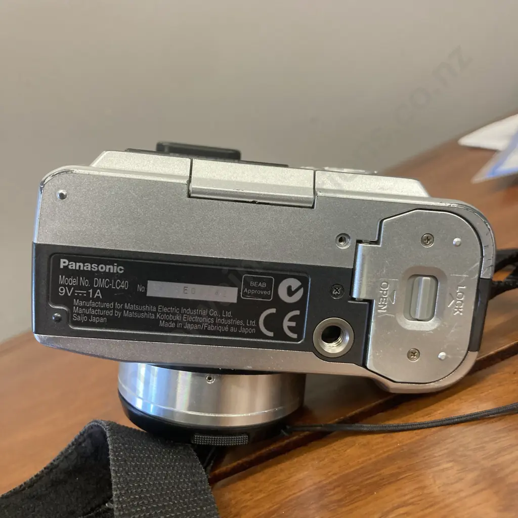 Panasonic LUMIX DMC-LC40 3.9MP Digital Camera 33-100 Leica Zoom, CD, Charger, LowePro Carry Bag Image 1++